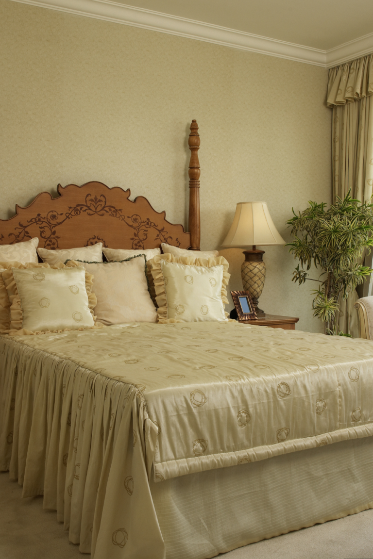 15 Vintage Bedroom Finds To Transform Your Space in 2026